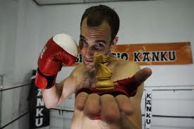 Daniel Lizarraga logra su quinta victoria consecutiva en Chess Boxing